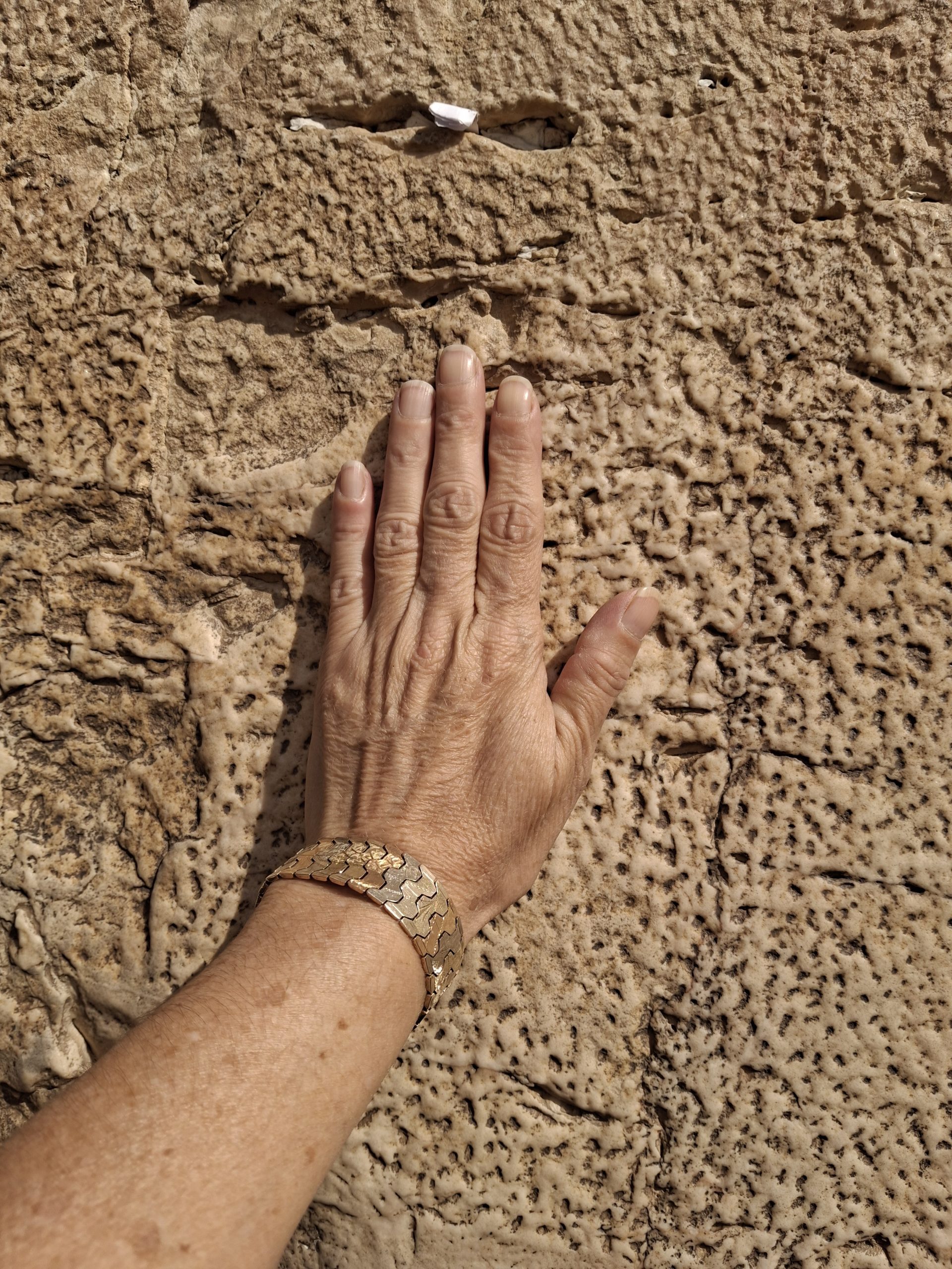 אלירוג, אמונה בכותל