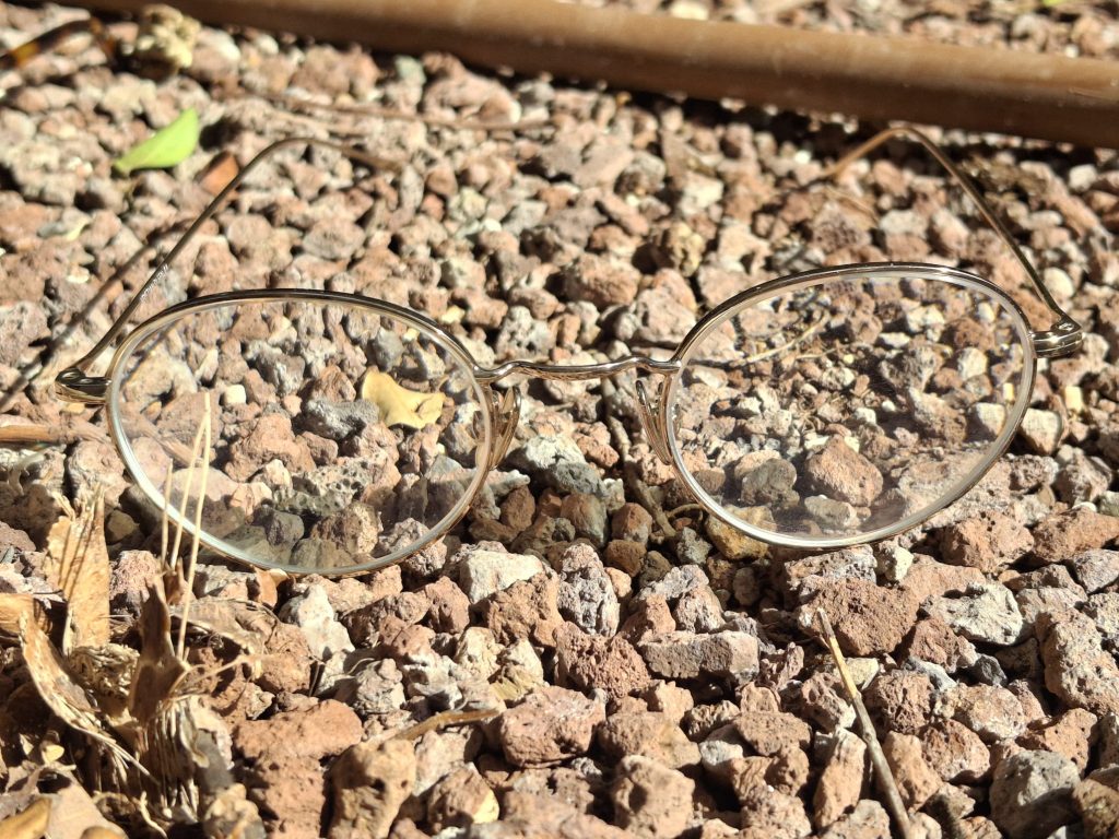 אלירוג, משקפיים וורודים