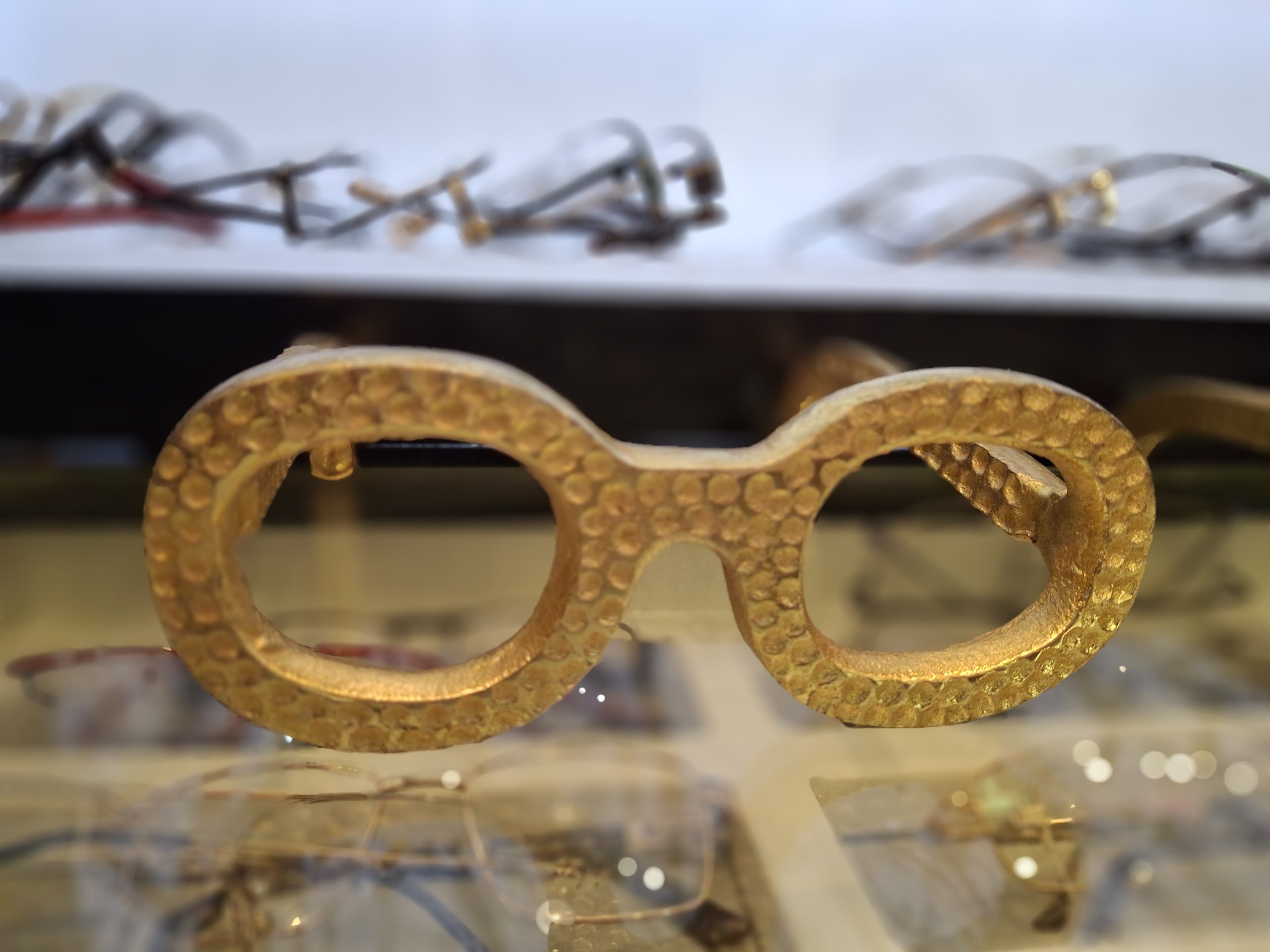 אלירוג, משקפיים