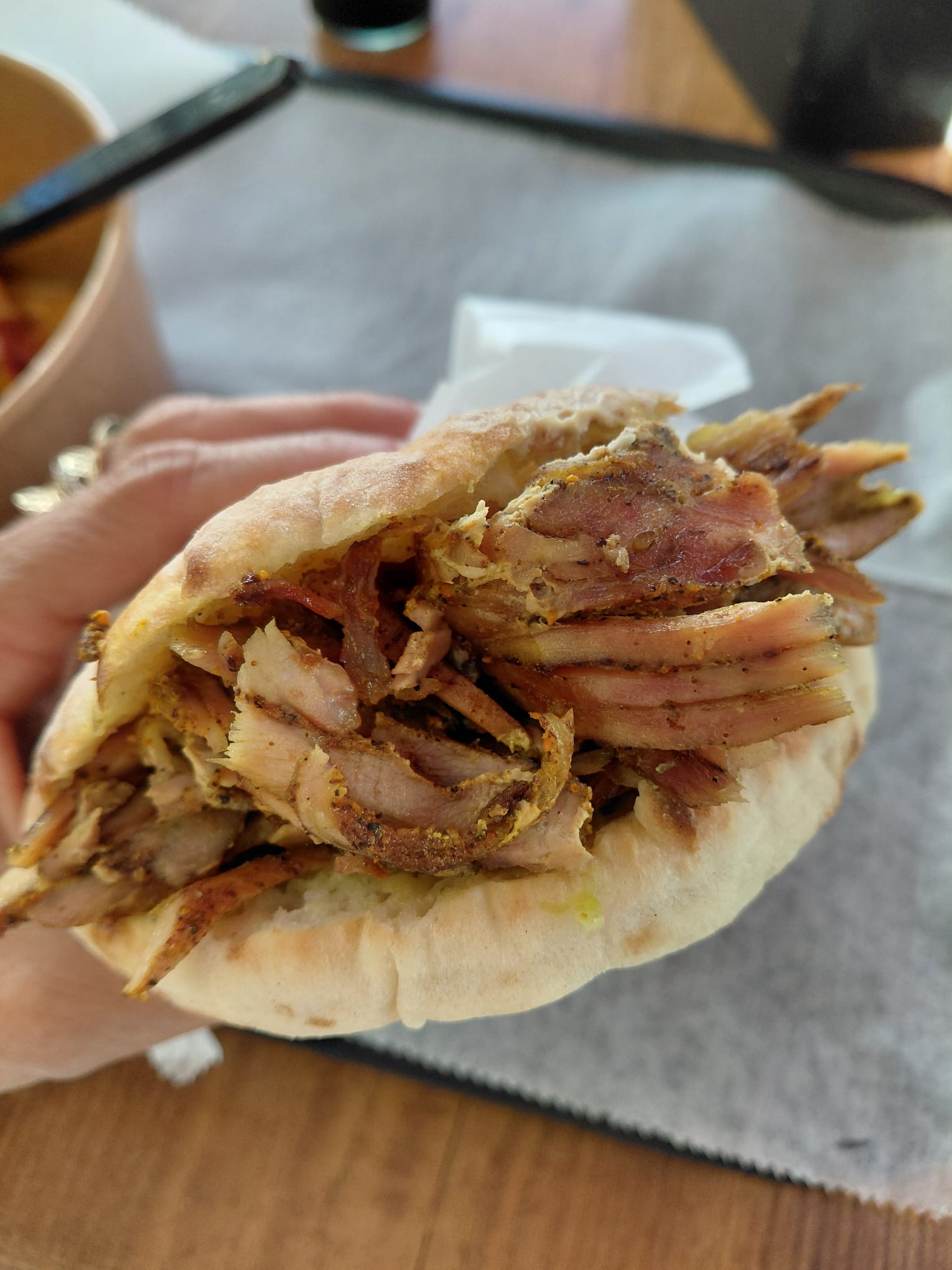 ג'וריאל מאלירוג אוכלת שווארמה טובה בפיתה עם צ'יפס בצד